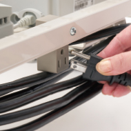 電源プラグホルダー 搬送時のわずらわしさを軽減